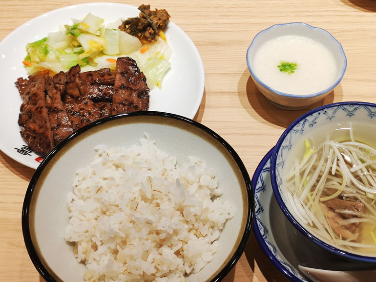 味の牛たん 喜助 JR仙台駅店 （きすけ）｜しっかりと火を通したバリっと食感の牛たん