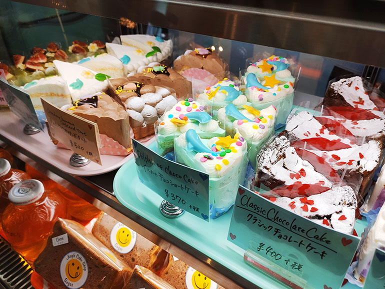 Nagi S Cake Shop Sugar ナギーズ ケーキショップ シュガー フォトジェニック カラフル ファンシーなクリームソーダやケーキが沢山 イートマップ仙台