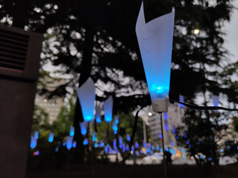 青い光で心を癒す　勾当台公園のライトアップイベント『ブルーライトフラワーガーデン』