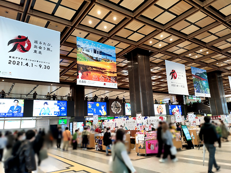 仙台駅に東北デスティネーションキャンペーンの大型フラッグが出現しています！