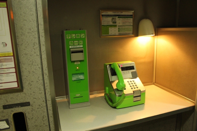 新幹線の中にある公衆電話サービスが終了してしまうみたい。