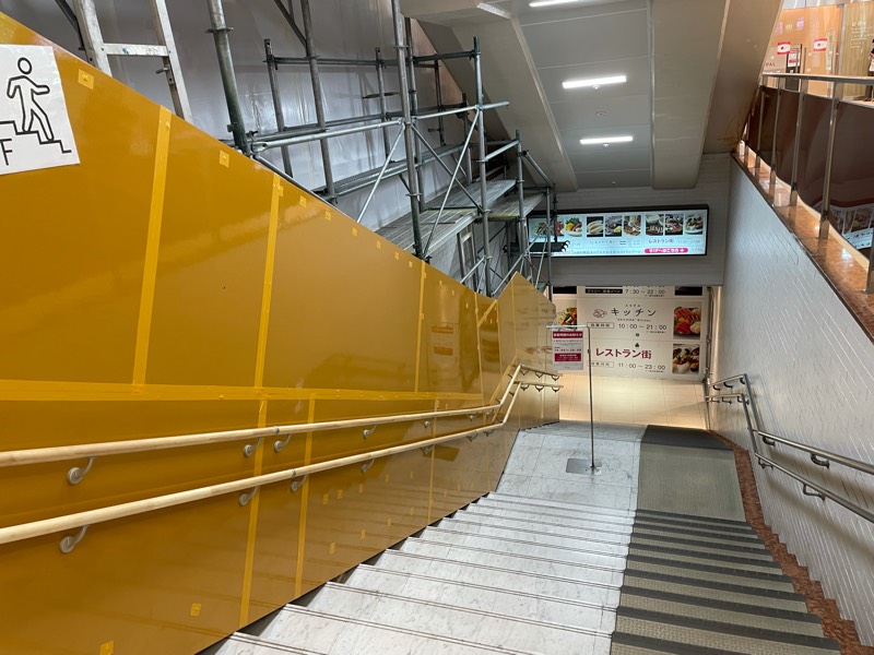 現在、仙台駅1階の階段部分で工事が行われています。