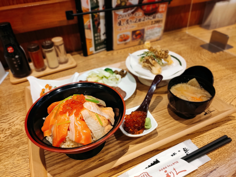 【レビュー】利久の食事処松島の、生と炙りの2色の贅沢はらこ飯定食！