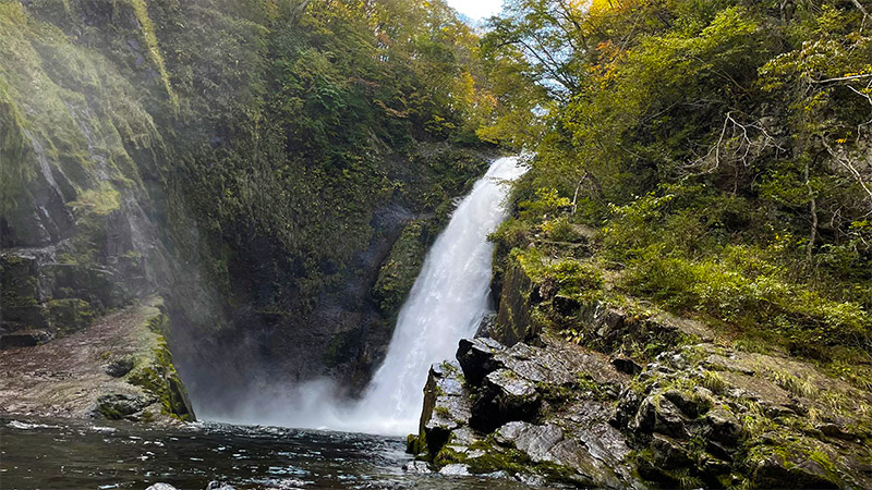 日本の滝百選に選ばれる『秋保大滝』壮大なスケールの自然を間近で堪能できるぞ！