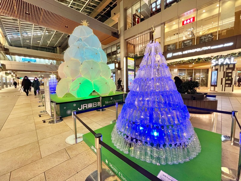 仙台駅東西自由通路に、ちょっと変わったクリスマスツリーが登場してるみたい。