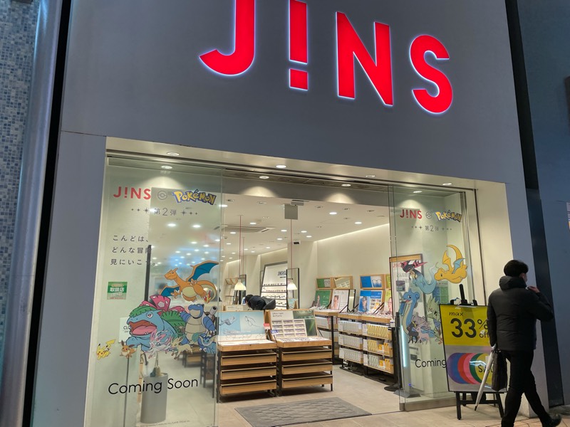 JINSの店舗がポケモンのラッピングに！コラボ第2弾が始まるみたい！