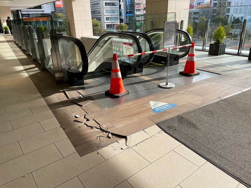 3月16日に発生した地震による仙台駅周辺の被害状況を確認してきました。