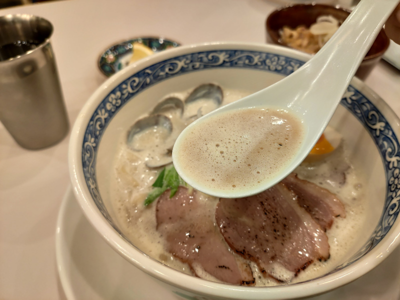 魚介鶏白湯そばは、鶏白湯ラーメンと同じ濃厚スープ