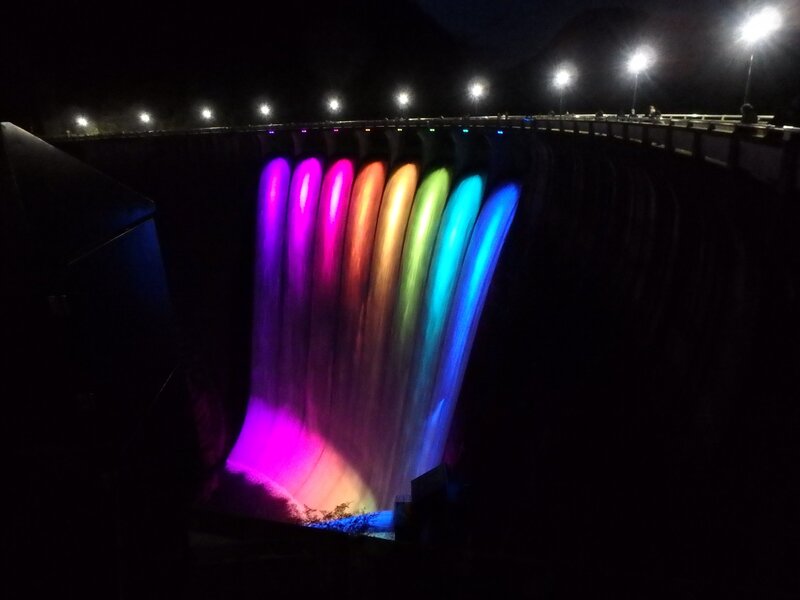 大崎市の鳴子ダムで、雪解け水の放流をライトアップするイベントが５月2日の夜から始まったみたい！