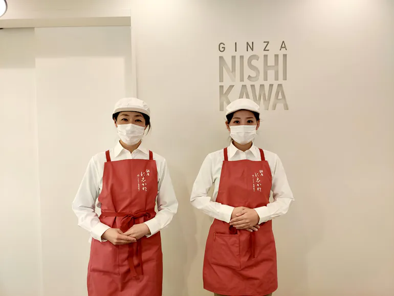 店舗で販売を行う山口さんと柘植さん